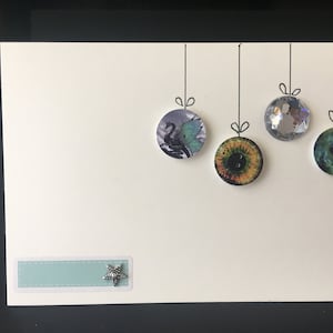 Carte réalisée à la main avec boutons, pierres et stickers