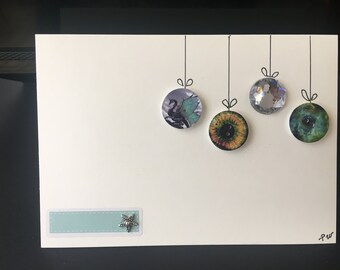 Carte réalisée à la main avec boutons, pierres et stickers