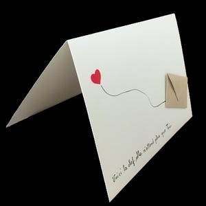 Carte postale Saint Valentin  réalisée à la main  coeur  peint et petite  enveloppe et breloque clef métal