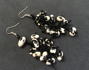 Boucles d'oreilles haricots,noir blanc,cluster earrings,« frijoles vaquita »,Mexique,perles rocailles,graine acai,ivoire végétal tagua