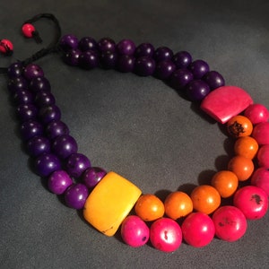 Collier tagua choker,deux rangs,rose vif orange violet sombre,plastron,ras le cou,ivoire végétal,réglable,bombona graine açaí image 3