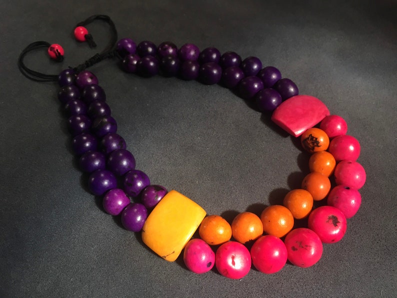 Collier tagua choker,deux rangs,rose vif orange violet sombre,plastron,ras le cou,ivoire végétal,réglable,bombona graine açaí image 3