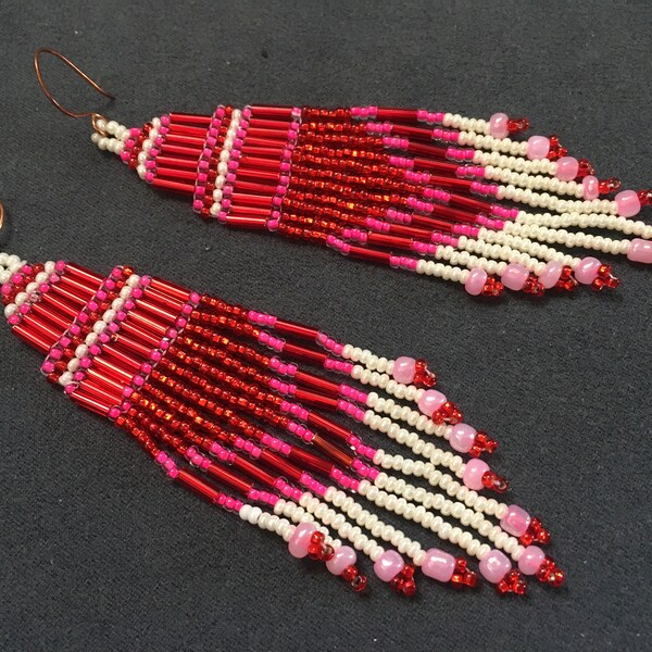 Boucles d'oreilles longues tissage perles rocaille mexicain,rose blanc rouge,12x3cm,shaquira,miyuki,navajo,amérindien,aztèque,cadeau