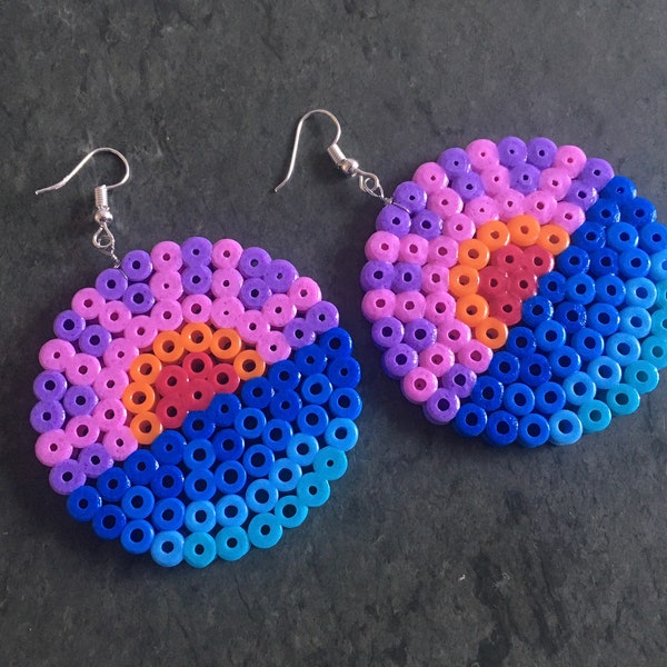 Boucles d’oreilles coucher de soleil sur la mer,dawn on the sea,sun,puesta de sol,crépuscule,perler iron bead,perles à repasser,grand disque