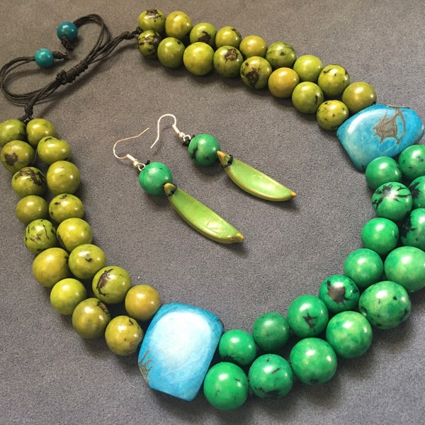 Collier tagua choker,deux rangs,bleu turquoise,vert émeraude,plastron,ras le cou,ivoire végétal,haute couture,réglable,bombona graine açaí