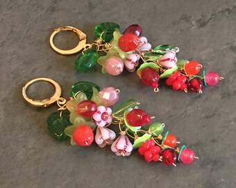Boucles d’oreilles,fraise framboise,fruits des bois,rouge rose vert,fleur fraisier,verre Bohême Czech,printemps,cluster earrings,goldfilled