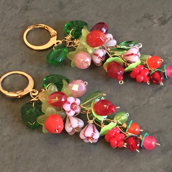 Boucles d’oreilles,fraise framboise,fruits des bois,rouge rose vert,fleur fraisier,verre Bohême Czech,printemps,cluster earrings,goldfilled