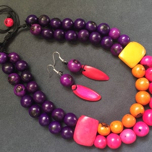 Collier tagua choker,deux rangs,rose vif orange violet sombre,plastron,ras le cou,ivoire végétal,réglable,bombona graine açaí image 1