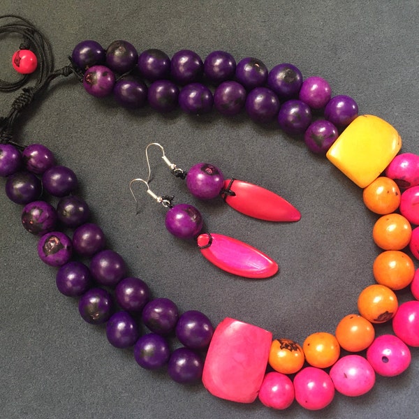 Collier tagua choker,deux rangs,rose vif  orange violet sombre,plastron,ras le cou,ivoire végétal,réglable,bombona graine açaí