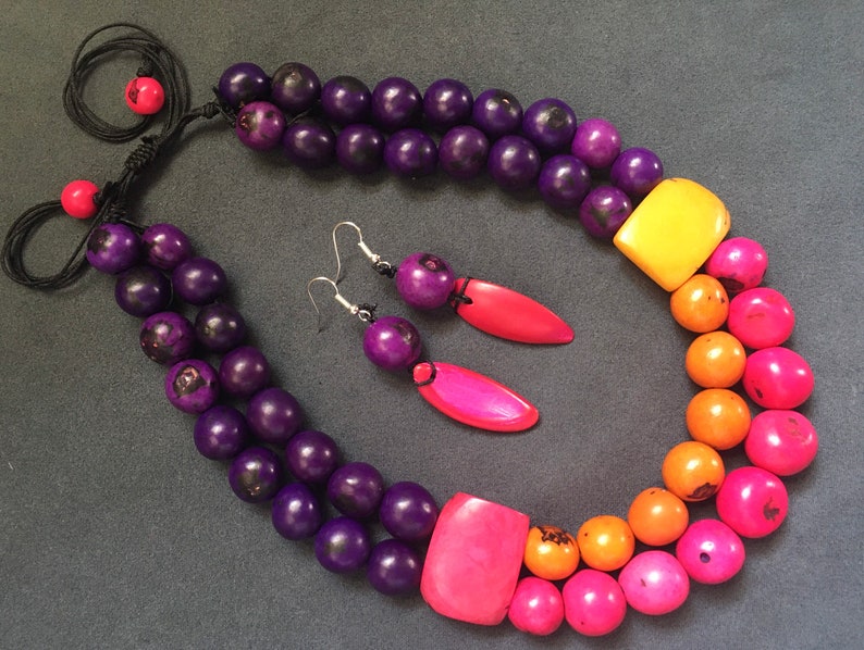 Collier tagua choker,deux rangs,rose vif orange violet sombre,plastron,ras le cou,ivoire végétal,réglable,bombona graine açaí image 1