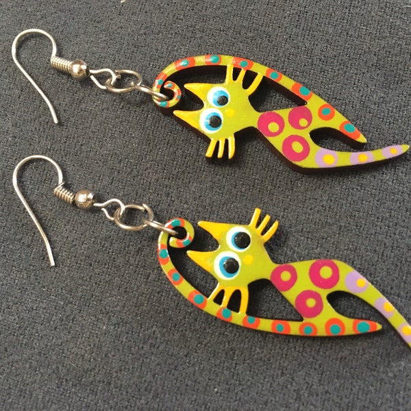 Boucles d'oreilles CHAT psychédélique vert multicolore,australien,bois peint à la main,animal,aborigène surf,aretes de gato,cat earrings