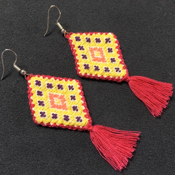 Boucles d'oreilles tissu brodé,huipil rebozo,rose et jaune,boho,mexique mexico,aztèque,pompons borla,passementerie