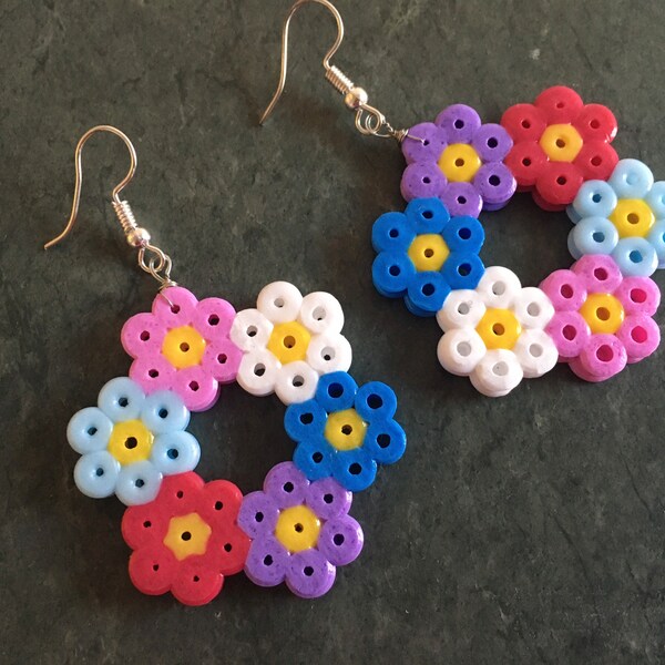 Boucles d’oreilles Flower power,hippie,sixties seventies,cicciolina, couronne fleurs,printemps,perler iron bead,perles à repasar