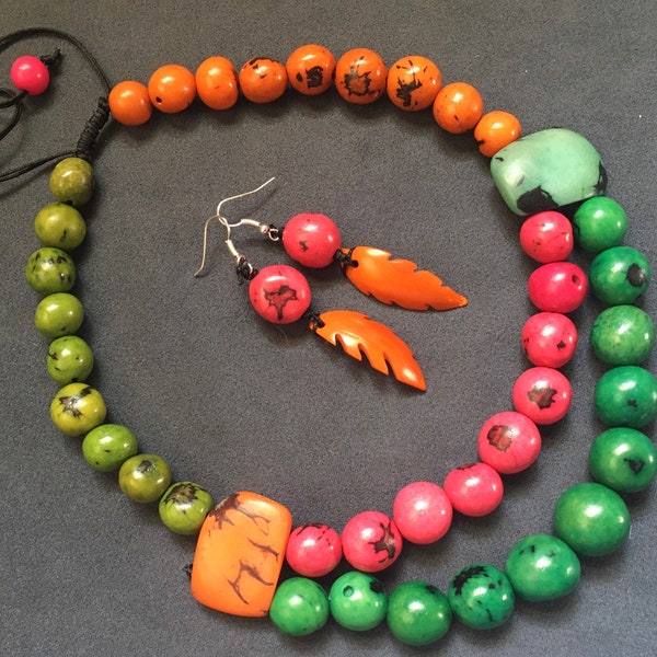 Collier tagua choker,deux rangs,rose vert plastron,émeraude corail,ras le cou,ivoire végétal,haute couture,réglable,bombona graine açaí,Noël