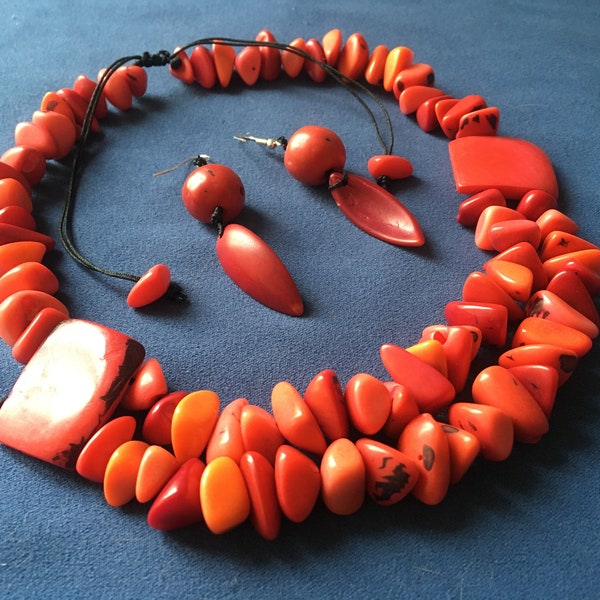 Collier tagua choker,corail deux rangs,rouge orange,plastron,ras le cou,ivoire végétal,haute couture,réglable,bombona graine açaí,Noël