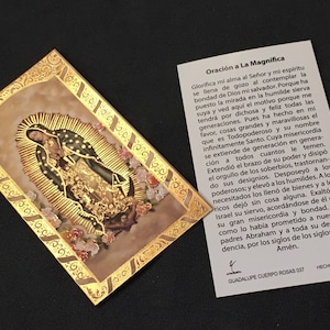 Peut inclure: Une carte religieuse encadrée d'or représentant la Vierge Marie avec un halo et des roses. Une carte blanche avec du texte en espagnol est à côté. La carte est fabriquée au Mexique.