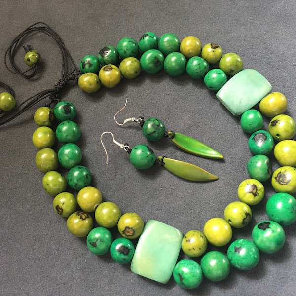 Collier tagua choker,parure deux rang,vert émeraude,plastron,ras le cou,design,ivoire végétal,haute couture,réglable,bombona graine açaí