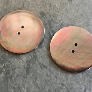 2 stora grå pärlemorknappar, 36x3mm, vintage, snäckskal, krämfärgade