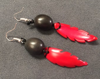 Boucles d'oreilles tagua rouge noir,feuille dent de requin plume,toucan,minimal,graine açaí,ivoire végétal,camajuro palmier,écologique,Noël