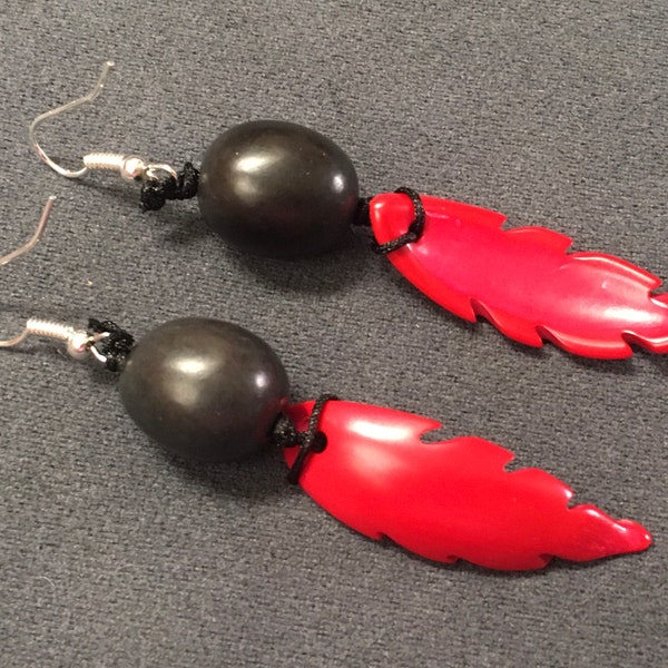 Boucles d'oreilles tagua rouge noir,feuille dent de requin plume,toucan,minimal,graine açaí,ivoire végétal,camajuro palmier,écologique,Noël