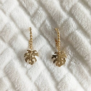 Mini &quot;Monstera&quot; hoop earrings in fine gold-plated brass