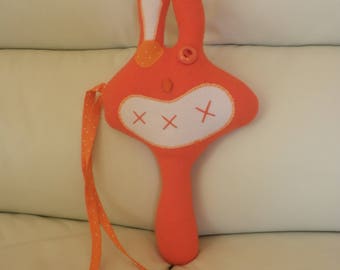 Doudou hochet Arthur couleur orange et blanc..