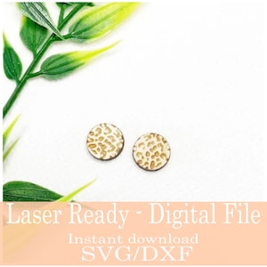 Op de afbeelding: Twee kleine, ronde houten oorbellen met een luipaardprint. De oorbellen zijn lichtbruin met donkerdere bruine vlekken. De afbeelding bevat ook groene bladeren en de tekst "Laser Ready - Digital File" en "Instant download SVG/DXF".