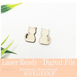 Può includere: Due piccoli ritagli di gatto in legno di colore chiaro. I gatti sono seduti con la coda arricciata. L'immagine include anche il testo "Laser Ready - Digital File" e "Instant download SVG/DXF".
