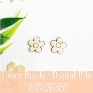 Op de afbeelding: Twee kleine, lichtgekleurde houten bloemuitsparingen met een cirkelvormig midden. De afbeelding bevat ook de tekst "Laser Ready - Digital File" en "Instant download SVG/DXF". De achtergrond is wit met groene en gele accenten.