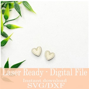 Op de afbeelding: Twee kleine, hartvormige houten uitsparingen met een lichtbeige centrum en een donkerdere omtrek. De afbeelding bevat de tekst "Laser Ready - Digital File" en "Instant download SVG/DXF". Groene bladeren bevinden zich in de linkerbovenhoek.