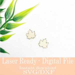 Può includere: Due piccoli ritagli di foglie d'acero in legno chiaro con un contorno scuro, su sfondo bianco. Foglie verdi nell'angolo in alto a sinistra. Il testo in basso recita "Laser Ready - Digital File" e "Instant download SVG/DXF".