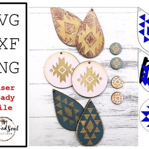 Peut inclure: Plusieurs fichiers de boucles d'oreilles prêts pour le laser aux formats SVG, DXF et PNG. Les boucles d'oreilles présentent des motifs géométriques dorés, turquoise et roses. L'image comprend le texte "Laser Ready File" et le logo "Blessed Soul Creations".