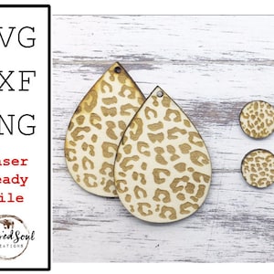 Op de afbeelding: Houten laserklare bestandenset met twee druppelvormige en twee cirkelvormige oorbellen met een luipaardprint ontwerp. De afbeelding bevat ook de tekst "SVG, DXF, PNG, Laser Ready File" en het Blessed Soul Creations logo.
