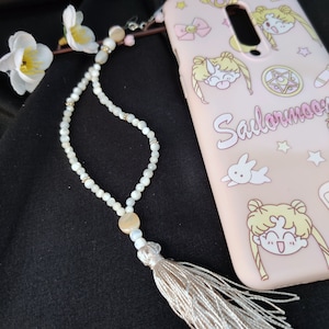 Schicker Handyschmuck aus natürlichem Perlmutt personalisierbares Handyarmband Handyband ganz in Weiß und Gold Handyanhänger