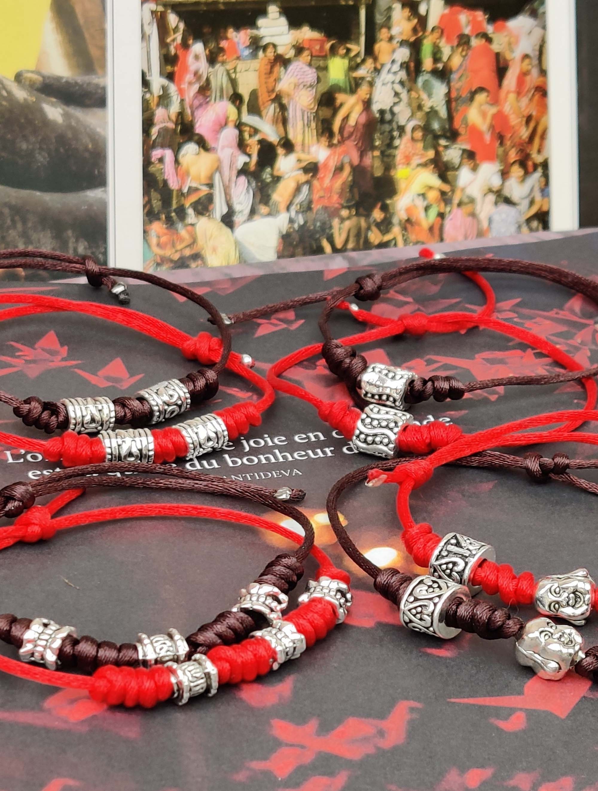 pulsera de la suerte con cabeza de buda tejida a mano con hilo rojo