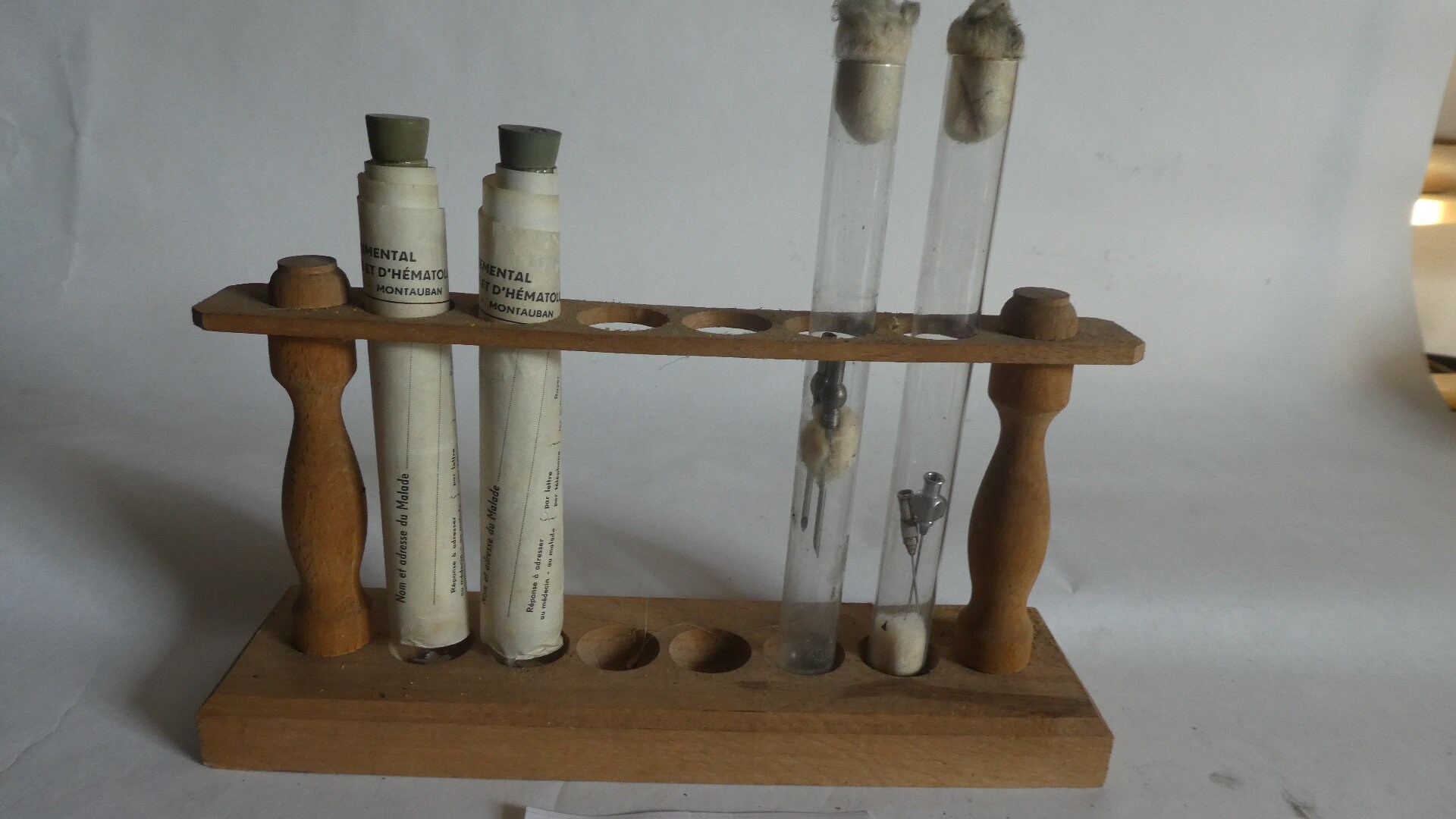 2894 Portoir Bois, Tubes A Essais, Aiguilles Hypodermiques.