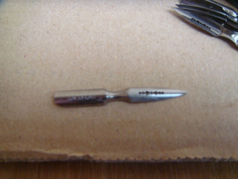 Twelve-feather metal box