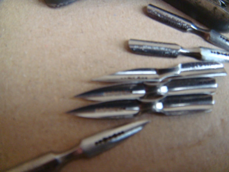 Twelve-feather metal box