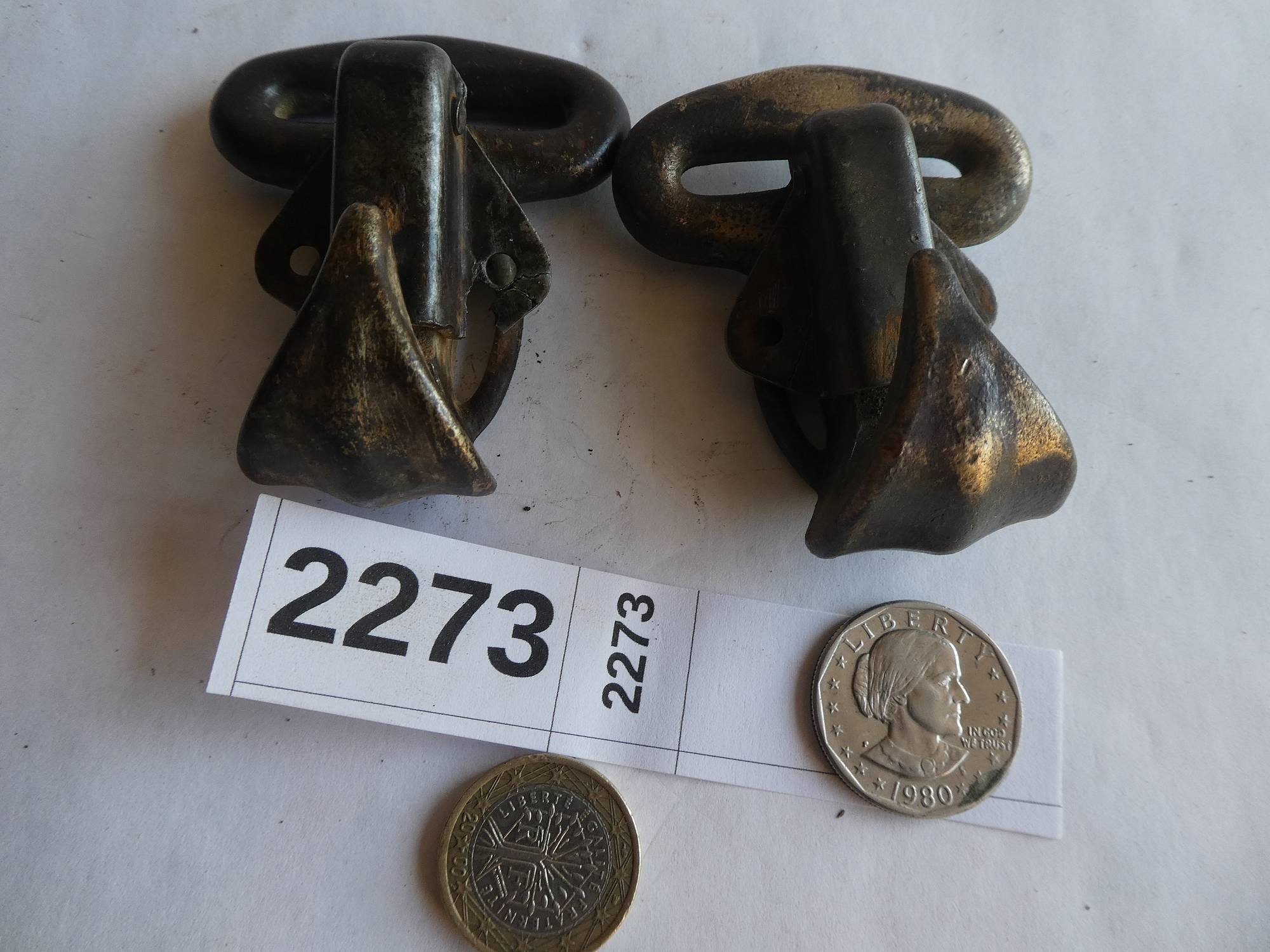 2273 Cadénes, Agraffes