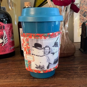 Copritazza da caffè trapuntata per le feste di ispirazione retrò - Riflettente il calore e decorativa - Design di stampa originale su tessuto riciclato - Regalo unico - CC 2