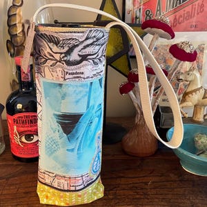 Nostalgische Landkarte Retro Road Trip Joy Rider -Wine Tote Handgemachtes Vintage-inspiriertes Design, gedruckt auf Stoff aus recycelten Plastikflaschen WT8