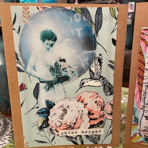 Cartão feito à mão com técnica mista, tecido reciclado e foto vintage - interior em branco - Cartão de felicitações ecológico FC 5