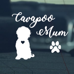 Op de afbeelding: Witte vinyl sticker met een silhouet van een Cavapoo hond, een hart en een poot afdruk. De tekst "Cavapoo Mum" is geschreven in cursief.