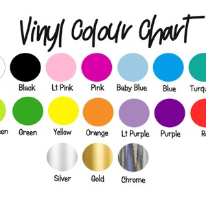 Op de afbeelding: Een vinyl kleurenkaart met een witte achtergrond en zwarte tekst. De kaart toont een verscheidenheid aan vinylkleuren, waaronder wit, zwart, roze, blauw, groen, geel, oranje, paars, rood, zilver, goud en chroom.
