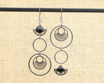 Boucles d'oreilles asymétriques, dépareillées,  longues boucles argentées, anneaux, acier inoxydable, argentées et noires.