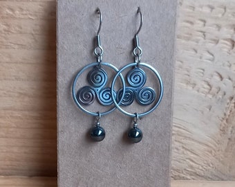 Boucles d'oreilles argentées Triskell, symbole celte, symbole breton, pierre hématite naturelle.