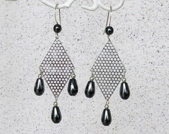 Boucles d'oreilles, pierres hématite noires, losanges, gouttes, bijou design