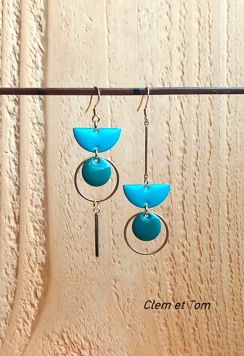 Boucles d'oreilles asymétriques légères, boucles longues décalées, boucles contemporaines. Turquoise/Emeraude