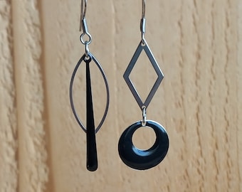 Boucles d'oreilles noires et argentées, asymétriques, acier inoxydable, boucles différentes, originales.