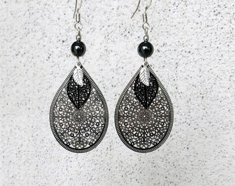 Boucles d'oreilles , gouttes argentées, motifs orientaux,feuilles noires, perles en pierre hématite